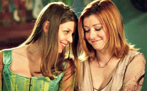 15 Unforgettable Lesbian & Sapphic Kisses From TV & Movies